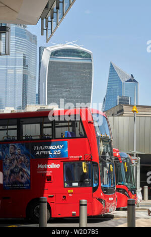 London Bus mit Stadt Gebäude hinter, London Bridge, London, UK Stockfoto