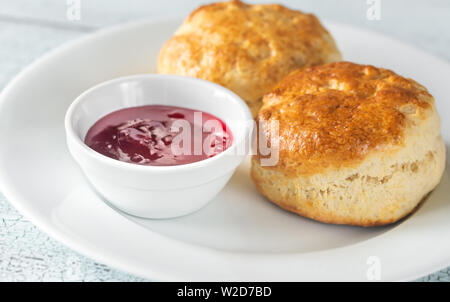 Classic Scones mit Sahne und rote Johannisbeere Konfitüre Stockfoto