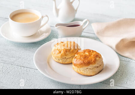 Classic Scones mit Sahne und rote Johannisbeere Konfitüre Stockfoto