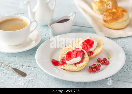 Classic Scones mit Sahne und rote Johannisbeere Konfitüre Stockfoto