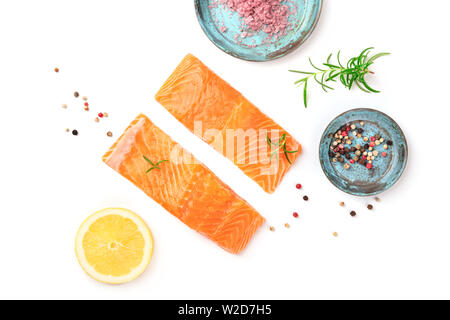 Frischen, rohen Lachs mit Salz, Pfeffer, Rosmarin und Zitrone auf weißem Hintergrund Stockfoto