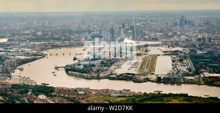 Ein hohes Ansehen, die Themse im East End von London, mit City und Canary Wharf und die Thames Barrier Stockfoto