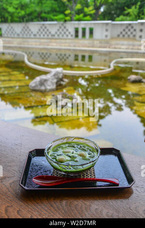 Traditionelle Japanische süße Nachspeise mit Zen Garten Hintergrund. Stockfoto