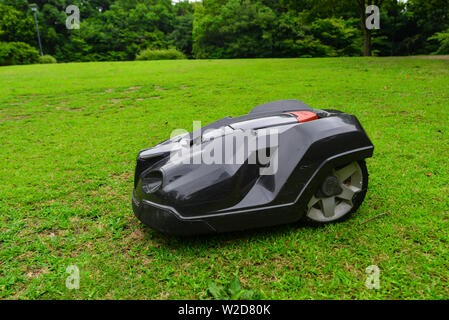 Nagoya, Japan - 29.Juni 2019. Automatische Rasenmäher Roboter bewegt sich auf dem Gras am Botanischen Garten. Stockfoto