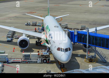 Nagoya, Japan - 29.Juni 2019. EVA Air Boeing 787 Dreamliner Andocken an Chubu Centrair Flughafen (NGO). Stockfoto