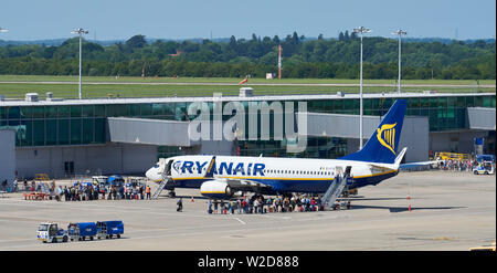 Ryan Air Flüge entladen und laden die Passagiere am Flughafen Stansted, Essex, England, Großbritannien Stockfoto