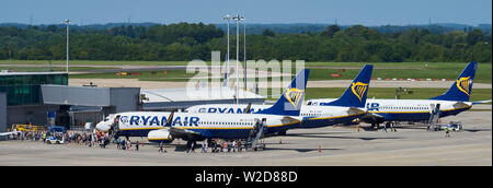 Ryan Air Flüge entladen und laden die Passagiere am Flughafen Stansted, Essex, England, Großbritannien Stockfoto