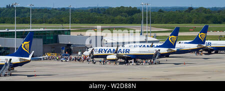 Ryan Air Flüge entladen und laden die Passagiere am Flughafen Stansted, Essex, England, Großbritannien Stockfoto