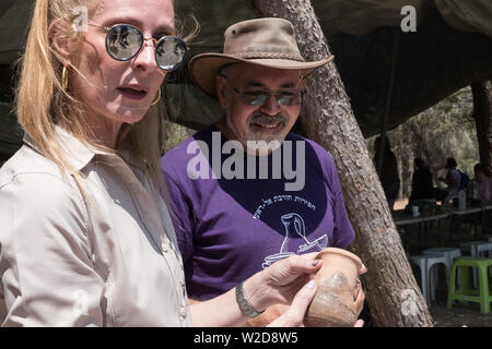 Kiryat Gat, Israel. 8. Juli, 2019. Archäologen Prof. Yosef Garfinkel (R) und Dr. Katia Cytryn-Silverman (L) von der Hebräischen Universität untersuchen Artefakte auf der Website von Khirbet ein Rai in der juda Ausläufern entdeckt, zwischen Kiryat Gat und Lachisch. Credit: Nir Alon/Alamy Live News Credit: Nir Alon/Alamy Live News Credit: Nir Alon/Alamy leben Nachrichten Stockfoto