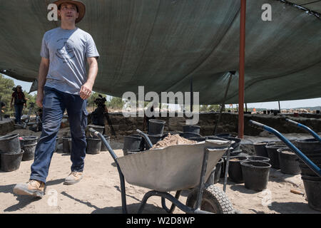 Kiryat Gat, Israel. 8. Juli, 2019. Archäologe Prof. KYLE KEIMER der Macquarie University in Sydney, Australien, codirects Ausgrabungen, die im Jahr 2015 am Standort von Khirbet ein Rai in der juda Ausläufern begann, zwischen Kiryat Gat und Lachisch. . Credit: Nir Alon/Alamy Live News Credit: Nir Alon/Alamy Live News Credit: Nir Alon/Alamy leben Nachrichten Stockfoto