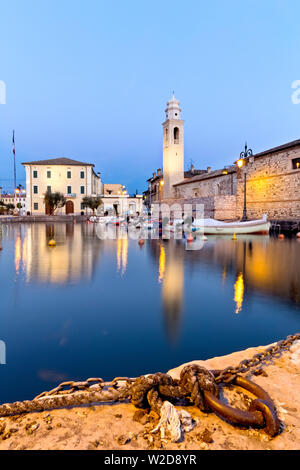 Der alte Hafen von Lazise und die Kirche von San Nicolò. Gardasee, Provinz Verona, Venetien, Italien, Europa. Stockfoto