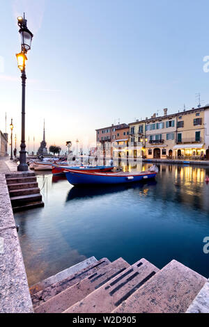 Der alte Hafen von Lazise. Gardasee, Provinz Verona, Venetien, Italien, Europa. Stockfoto