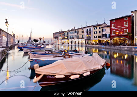 Boote im alten Hafen von Lazise. Gardasee, Provinz Verona, Venetien, Italien, Europa. Stockfoto