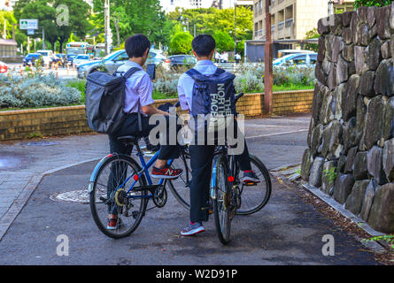 Nagoya, Japan - 29.Juni 2019. Studenten Radfahren auf der Straße in Nagoya, Japan. Nagoya ist eine Herstellung und Versand Nabe in zentralen Honshu. Stockfoto