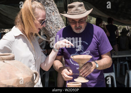 Kiryat Gat, Israel. 8. Juli, 2019. Archäologen Prof. Yosef Garfinkel (R) und Dr. Katia Cytryn-Silverman (L) von der Hebräischen Universität untersuchen Artefakte auf der Website von Khirbet ein Rai in der juda Ausläufern entdeckt, zwischen Kiryat Gat und Lachisch. Credit: Nir Alon/Alamy Live News Credit: Nir Alon/Alamy Live News Credit: Nir Alon/Alamy leben Nachrichten Stockfoto