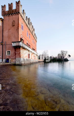 Lazise: Die Villa Bernini Buri mit Blick auf den Gardasee. In der Provinz Verona, Venetien, Italien, Europa. Stockfoto