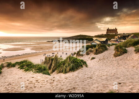 Goldenen Licht der untergehenden Sonne auf den Fistral in Newquay in Cornwall. Stockfoto