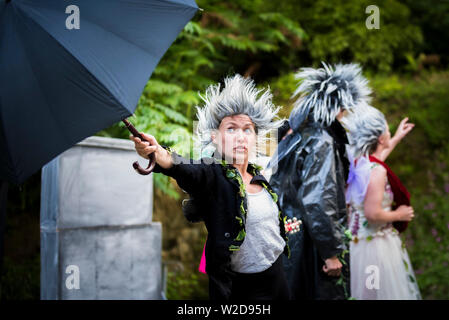 Akteure in Shakespeares "A Midsummer Night's Dream' durchführen zu Trebah Garden Amphitheater in Cornwall. Stockfoto