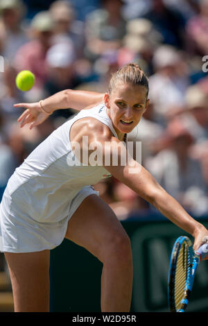 Karolina Pliskova der Tschechischen Republik werden beim Spielen von einzelnen Rückhand gegen Kiki Bertens der Niederlande übergeben an Natur Tal Internationale 2019, Devonshire Stockfoto