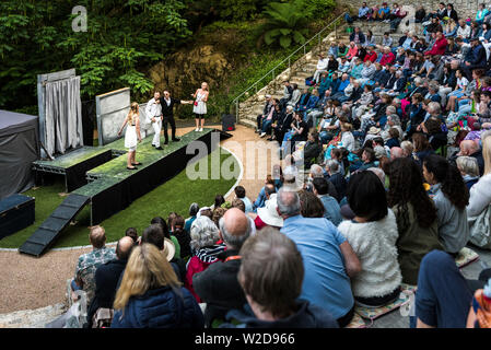 Zuschauer Akteure in Shakespeares "A Midsummer Night's Dream' durchführen zu Trebah Garden Amphitheater in Cornwall. Stockfoto