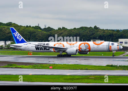 Tokio, Japan - Jul 4, 2019. JA 789 A ANA All Nippon Airways Boeing 777-300ER (Star Wars BB-8 Livery) Rollen am Flughafen Narita (NRT). Stockfoto