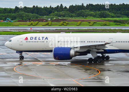 Tokio, Japan - Jul 4, 2019. Delta Air Lines N706DN (Boeing 777-200Long Range) Rollen am Flughafen Narita (NRT). Narita betreut mehr als 40 Millionen pas Stockfoto