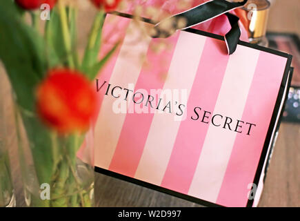 Victoria's Secret perfum Flaschen und Shopping Bag Stockfoto