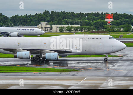 Tokio, Japan - Jul 4, 2019. B-HUS Cathay Pacific Boeing 747-400F Rollen am Flughafen Narita (NRT). Narita betreut mehr als 40 Millionen Passagiere in 201 Stockfoto