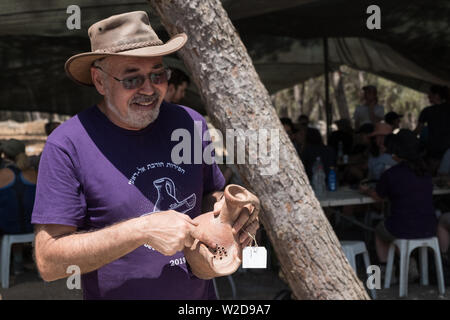 Kiryat Gat, Israel. 8. Juli, 2019. Archäologe Prof. Yosef Garfinkel, der Hebräischen Universität, codirects Ausgrabungen, die im Jahr 2015 am Standort von Khirbet ein Rai in der juda Ausläufern begann, zwischen Kiryat Gat und Lachisch. n als König gesalbt werden. . Credit: Nir Alon/Alamy Live News Credit: Nir Alon/Alamy Live News Credit: Nir Alon/Alamy leben Nachrichten Stockfoto