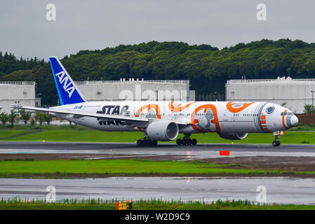 Tokio, Japan - Jul 4, 2019. JA 789 A ANA All Nippon Airways Boeing 777-300ER (Star Wars BB-8 Livery) Rollen am Flughafen Narita (NRT). Stockfoto