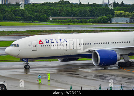 Tokio, Japan - Jul 4, 2019. Delta Air Lines N706DN (Boeing 777-200Long Range) Rollen am Flughafen Narita (NRT). Narita betreut mehr als 40 Millionen pas Stockfoto