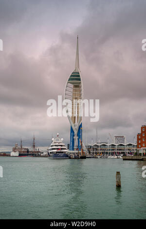 Die Spinnaker Tower in Portsmouth Großbritannien mit Moody sky Stockfoto