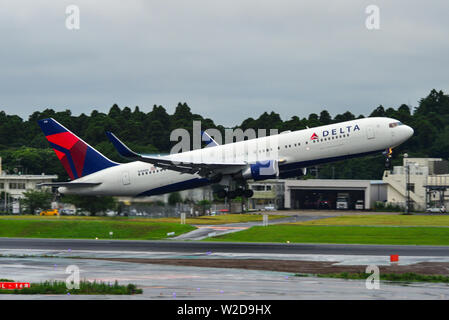 Tokio, Japan - Jul 4, 2019. Delta Air Lines N198DN (Boeing 767-300ER) unter - weg vom Flughafen Narita (NRT). Stockfoto