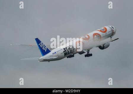 Tokio, Japan - Jul 4, 2019. JA 789 A ANA All Nippon Airways Boeing 777-300ER (Star Wars BB-8 Livery) unter - weg vom Flughafen Narita (NRT). Stockfoto