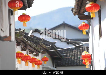 (190708) -- RUCHENG, Juli 8, 2019 (Xinhua) - Foto am 14. Juni 2019 zeigt die Ansicht der Shazhou Dorf in Rucheng County, der Central China Hunan Provinz übernommen. Zehntausende von Menschen aus dem ganzen Land kamen zu einem kleinen Dorf in der zentralen Provinz Hunan China letzte Woche auf der Suche nach einer Decke, um genau zu sein, eine halbiert man die nun nicht mehr in der Lage zu finden. Den halbierten Quilt wurde von drei jungen weiblichen Soldaten der Roten Armee als Geschenk an Xu Jiexiu, eine Landsmännin, die in Shazhou Dorf mit ihrem Mann und ihrem einjährigen Sohn im Jahre 1934 lebte. Fünfzig Jahre später, ein chinesischer Journalist retr Stockfoto