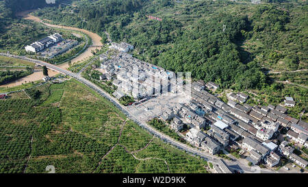 (190708) -- RUCHENG, Juli 8, 2019 (Xinhua) - luftaufnahme am 14. Juni 2019 zeigt die Ansicht der Shazhou Dorf in Rucheng County, der Central China Hunan Provinz übernommen. Zehntausende von Menschen aus dem ganzen Land kamen zu einem kleinen Dorf in der zentralen Provinz Hunan China letzte Woche auf der Suche nach einer Decke, um genau zu sein, eine halbiert man die nun nicht mehr in der Lage zu finden. Den halbierten Quilt wurde von drei jungen weiblichen Soldaten der Roten Armee als Geschenk an Xu Jiexiu, eine Landsmännin, die in Shazhou Dorf mit ihrem Mann und ihrem einjährigen Sohn im Jahre 1934 lebte. 50 Jahre später, eine chinesische journali Stockfoto