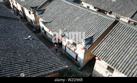 (190708) -- RUCHENG, Juli 8, 2019 (Xinhua) - luftaufnahme am 14. Juni 2019 zeigt die Ansicht der Shazhou Dorf in Rucheng County, der Central China Hunan Provinz übernommen. Zehntausende von Menschen aus dem ganzen Land kamen zu einem kleinen Dorf in der zentralen Provinz Hunan China letzte Woche auf der Suche nach einer Decke, um genau zu sein, eine halbiert man die nun nicht mehr in der Lage zu finden. Den halbierten Quilt wurde von drei jungen weiblichen Soldaten der Roten Armee als Geschenk an Xu Jiexiu, eine Landsmännin, die in Shazhou Dorf mit ihrem Mann und ihrem einjährigen Sohn im Jahre 1934 lebte. 50 Jahre später, eine chinesische journali Stockfoto