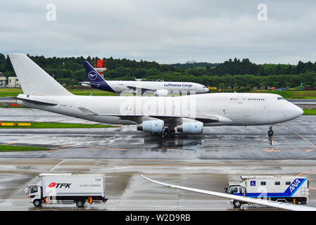 Tokio, Japan - Jul 4, 2019. B-HUS Cathay Pacific Boeing 747-400F Rollen am Flughafen Narita (NRT). Narita betreut mehr als 40 Millionen Passagiere in 201 Stockfoto