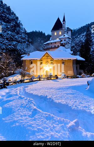 Die mittelalterliche Wallfahrtskirche San Romedio nach einem Schneefall. Nonstal, Trient Provinz Trentino Alto-Adige, Italien, Europa. Stockfoto