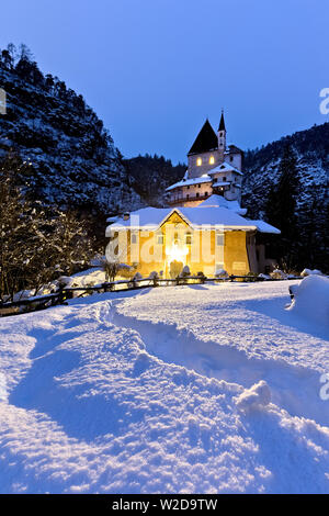 Die mittelalterliche Wallfahrtskirche San Romedio nach einem Schneefall. Nonstal, Trient Provinz Trentino Alto-Adige, Italien, Europa. Stockfoto