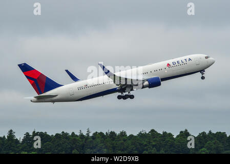 Tokio, Japan - Jul 4, 2019. Delta Air Lines N198DN (Boeing 767-300ER) unter - weg vom Flughafen Narita (NRT). Stockfoto