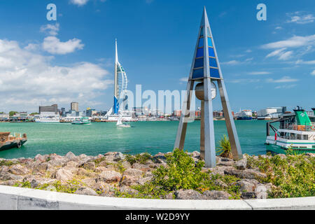 Der Tide Clock, gestaltet von Paul am Besten auf der Uferpromenade am Gosport, Hampshire, mit Blick auf den Hafen und das Wahrzeichen von Portsmouth Spinnaker Tower. Stockfoto