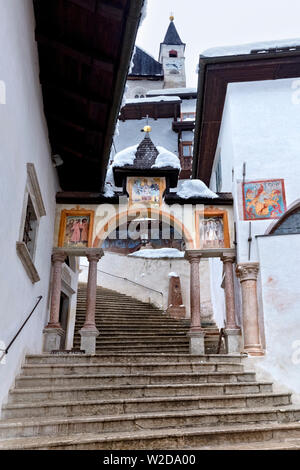 Treppe und Gebäude der das Heiligtum von San Romedio. Nonstal, Trient Provinz Trentino Alto-Adige, Italien, Europa. Stockfoto