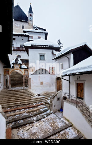 Treppe und Gebäude der das Heiligtum von San Romedio. Nonstal, Trient Provinz Trentino Alto-Adige, Italien, Europa. Stockfoto