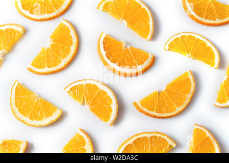 Orange Frucht Schichten die auf weißem Hintergrund Stockfoto