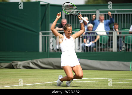 Barbora Strycova feiert ihr in der Runde der letzten 16 gegen Elise Mertens auf Gericht 12 an Tag 7 der Wimbledon Championships gewinnen bei den All England Lawn Tennis und Croquet Club, London. Stockfoto