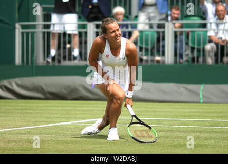 Barbora Strycova feiert ihr in der Runde der letzten 16 gegen Elise Mertens auf Gericht 12 an Tag 7 der Wimbledon Championships gewinnen bei den All England Lawn Tennis und Croquet Club, London. Stockfoto