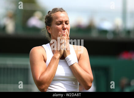 Barbora Strycova feiert ihr in der Runde der letzten 16 gegen Elise Mertens auf Gericht 12 an Tag 7 der Wimbledon Championships gewinnen bei den All England Lawn Tennis und Croquet Club, London. Stockfoto