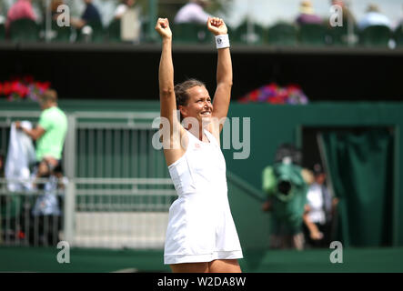 Barbora Strycova feiert ihr in der Runde der letzten 16 gegen Elise Mertens auf Gericht 12 an Tag 7 der Wimbledon Championships gewinnen bei den All England Lawn Tennis und Croquet Club, London. Stockfoto