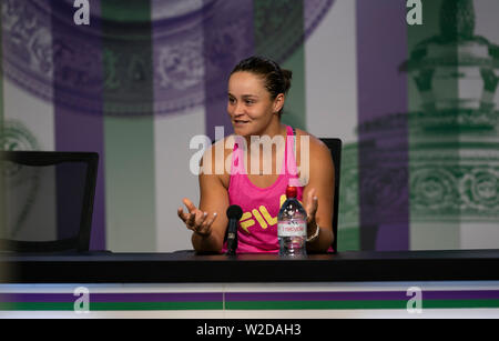 Ashleigh Barty, als sie in den Medien spricht während einer Pressekonferenz nach seiner Niederlage in der vierten Runde Singles die Damen am Tag sieben der Wimbledon Championships in der All England Lawn Tennis und Croquet Club, Wimbledon. Stockfoto